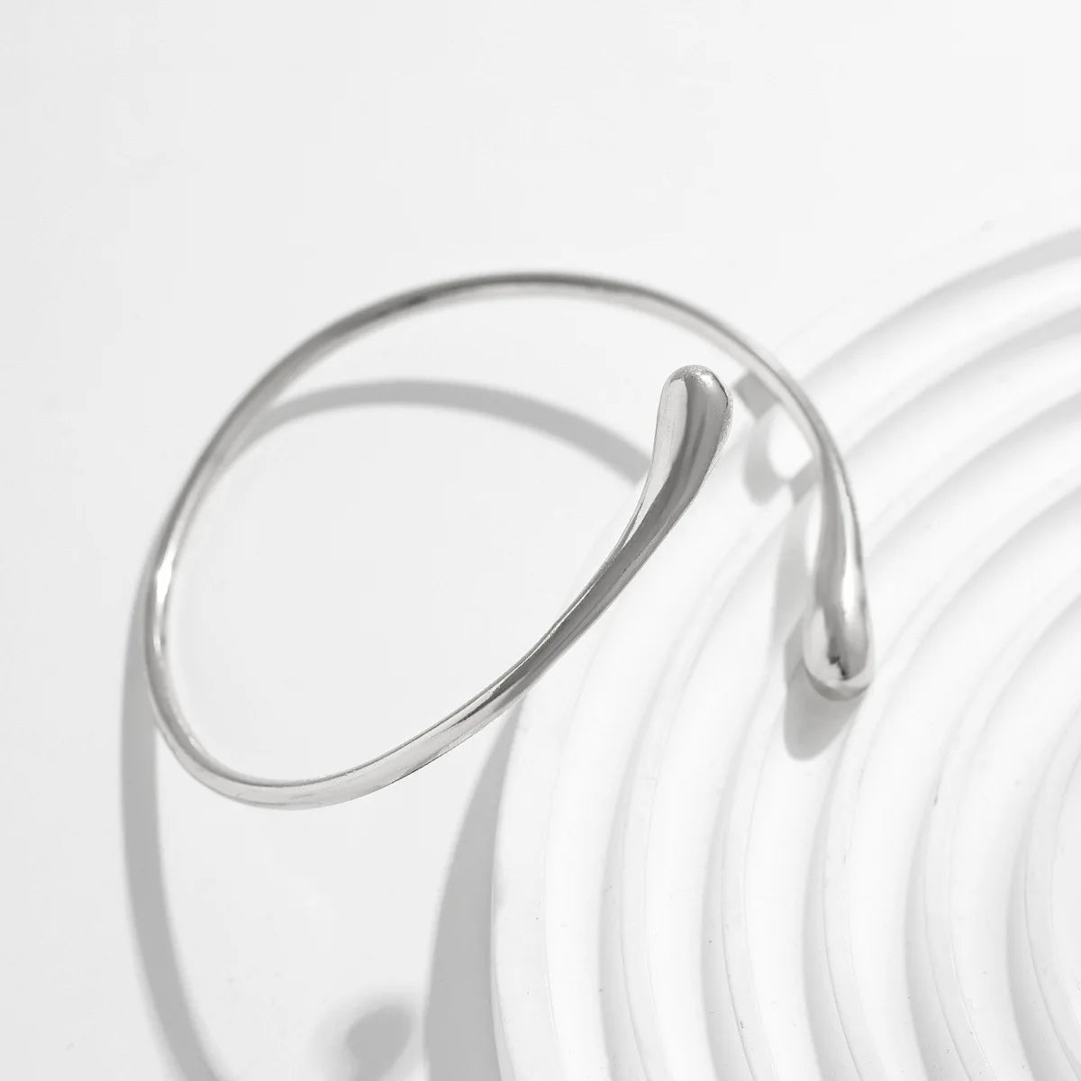 Bracelet de bras géométrique – Design goutte dorée, style vintage