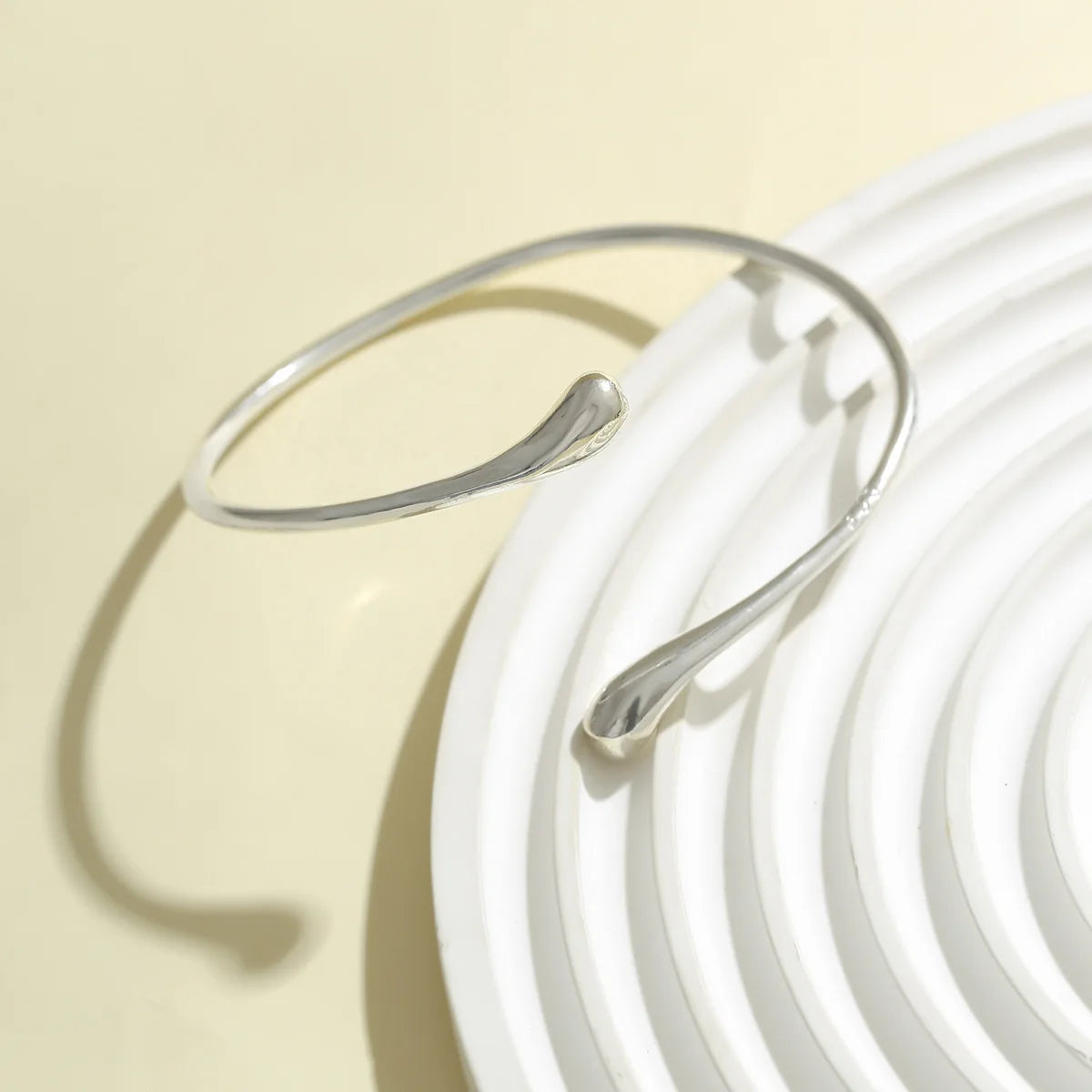 Bracelet de bras géométrique – Design goutte dorée, style vintage
