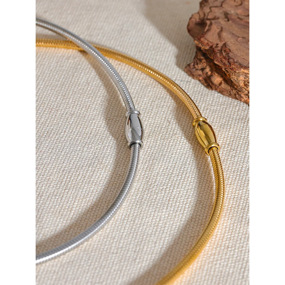Collier Ras du Cou Tendance Plaqué Or 18K – Minimaliste et Stylé