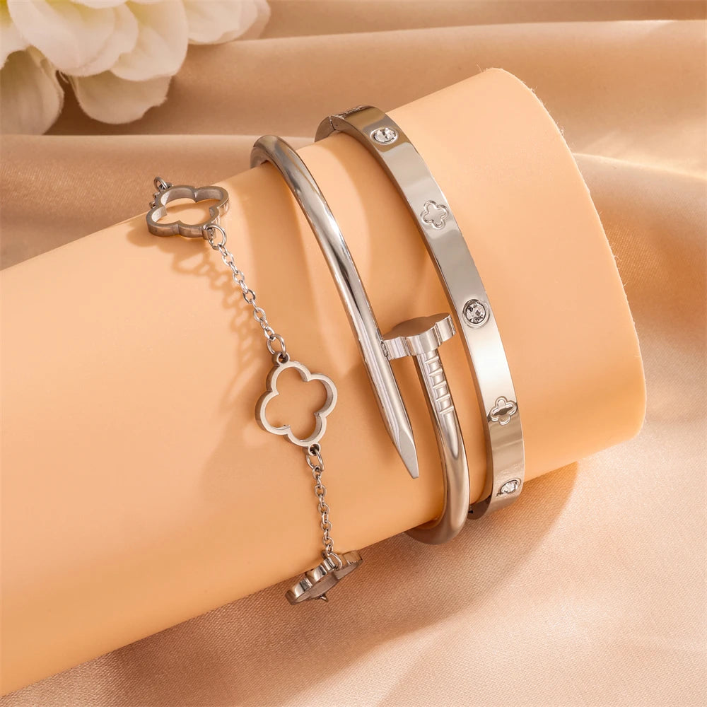 3er-Set goldene Armbänder – Glücksklee & schickes Design