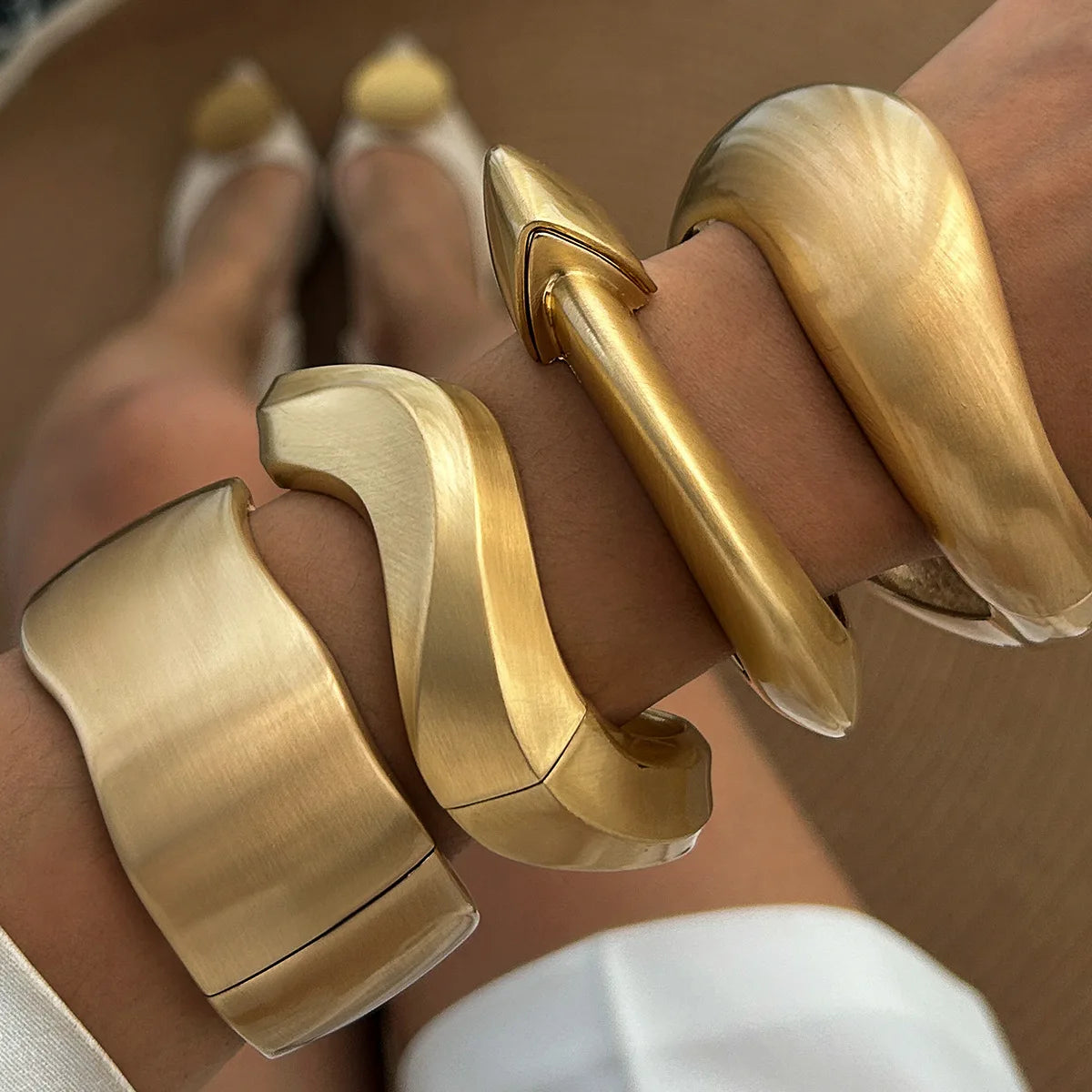 Geformtes Manschettenarmband – Organisches Golddesign