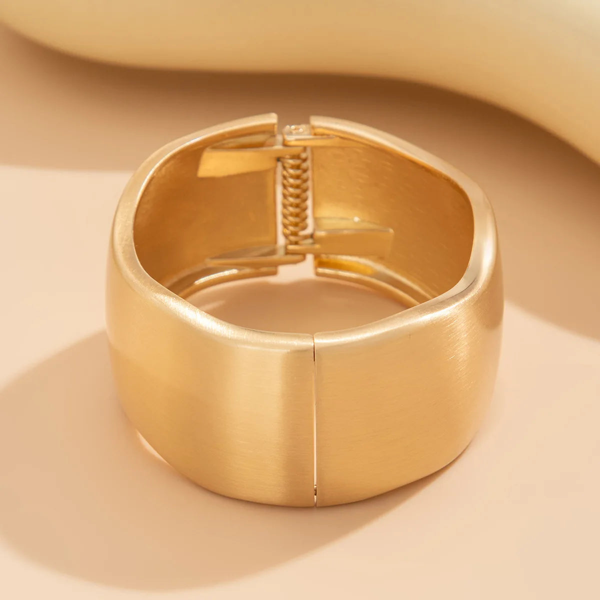 Geformtes Manschettenarmband – Organisches Golddesign