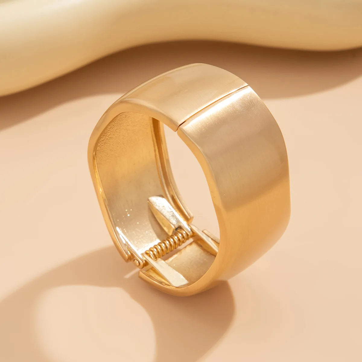 Geformtes Manschettenarmband – Organisches Golddesign