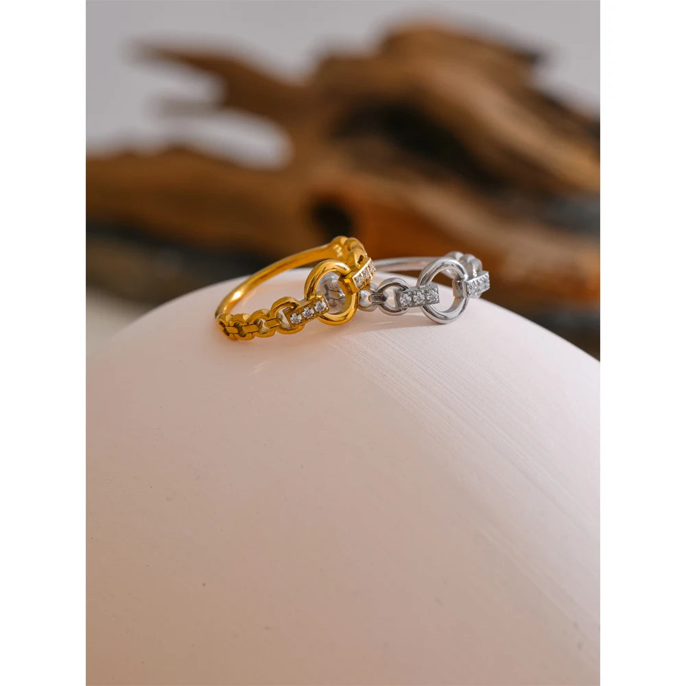 Bague chaîne dorée – zircone lumineuse & design délicat