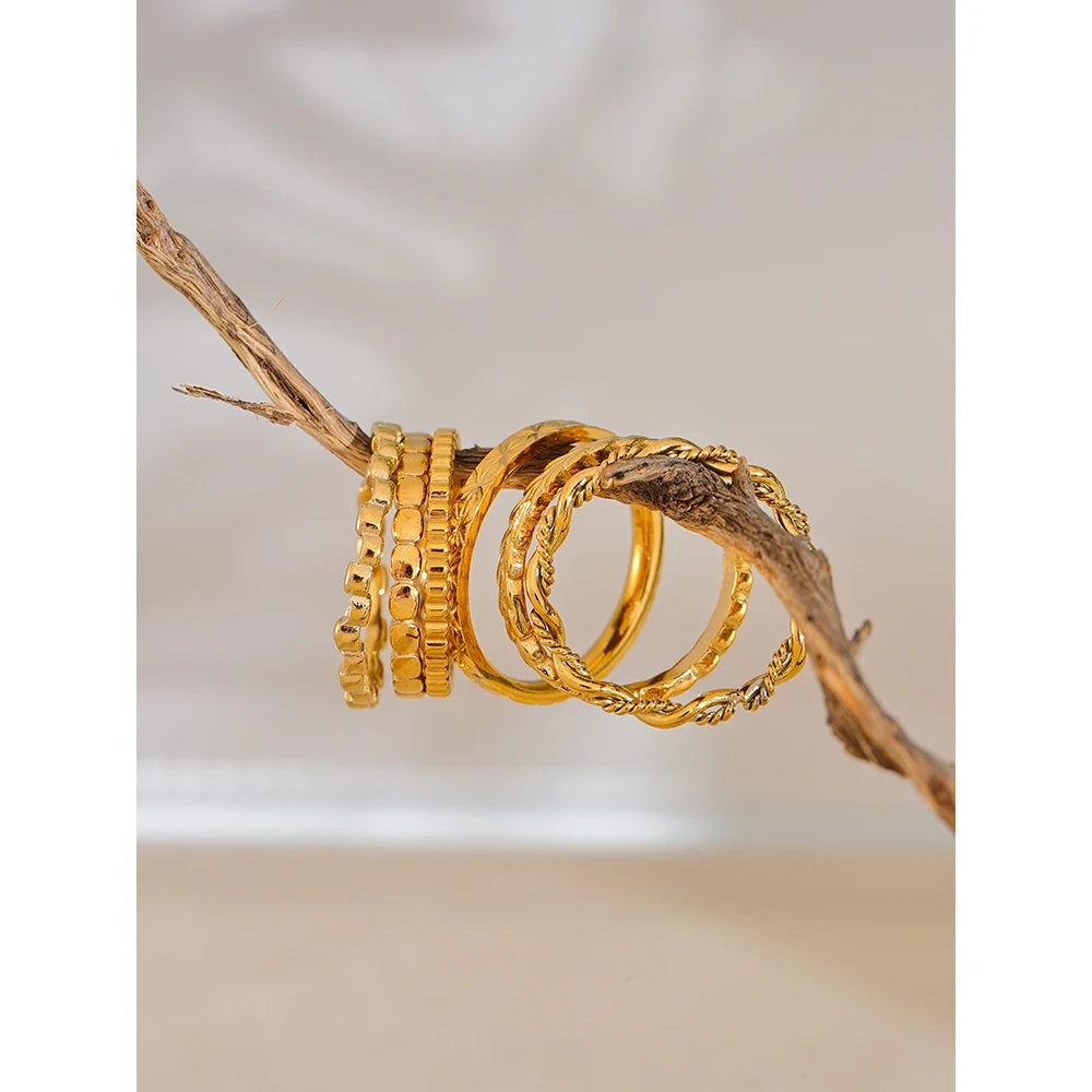 Bague fine superposable en acier inoxydable doré – Élégance minimaliste