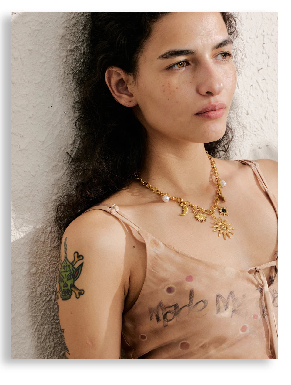 Halskette mit Sonne- und Mond-Charm – goldfarbener Edelstahl, Astro-Chic-Stil