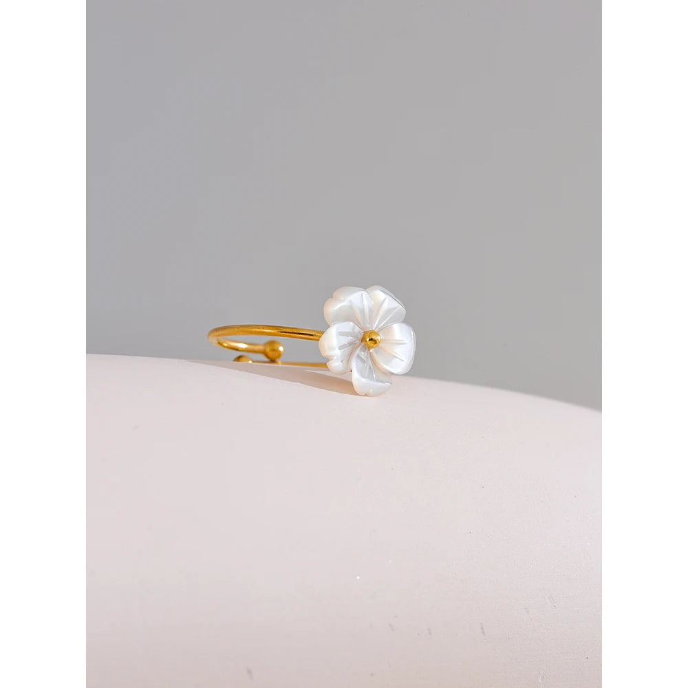 Bague réglable fleur en coquille naturelle et acier inoxydable doré – Bijou délicat