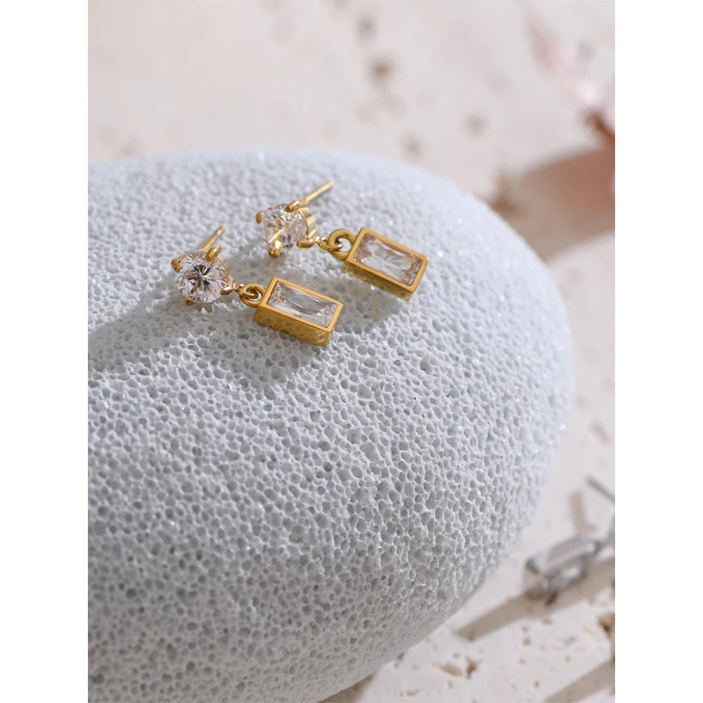 Boucles d’Oreilles Rectangulaires – Acier Inoxydable Plaqué Or 18K & Zircone