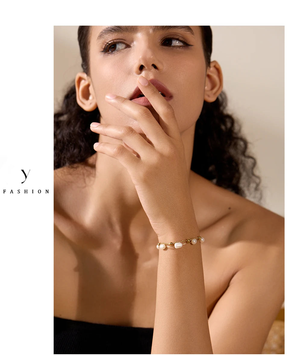 Doppeltes Ketten- und Perlenarmband – Sommerliche Eleganz
