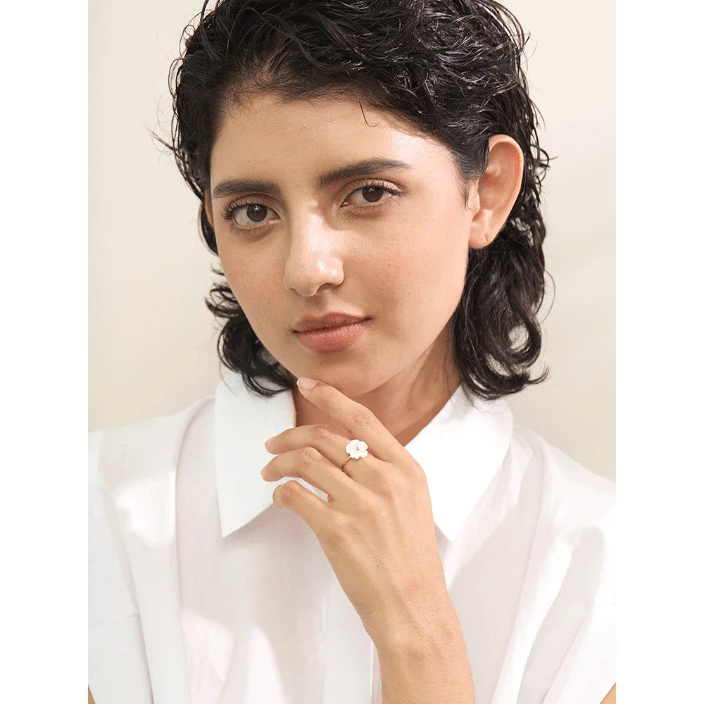 Bague réglable fleur en coquille naturelle et acier inoxydable doré – Bijou délicat