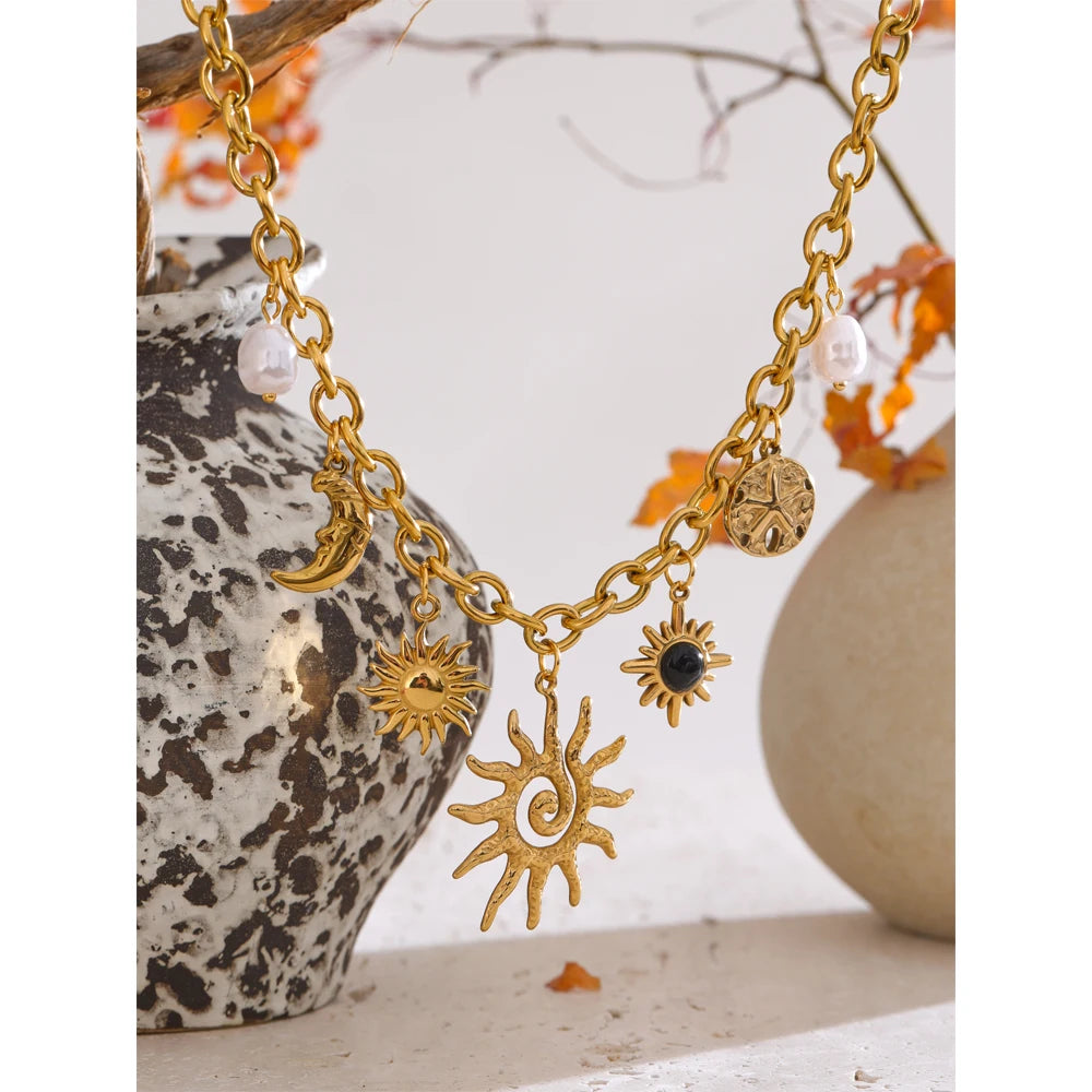 Halskette mit Sonne- und Mond-Charm – goldfarbener Edelstahl, Astro-Chic-Stil