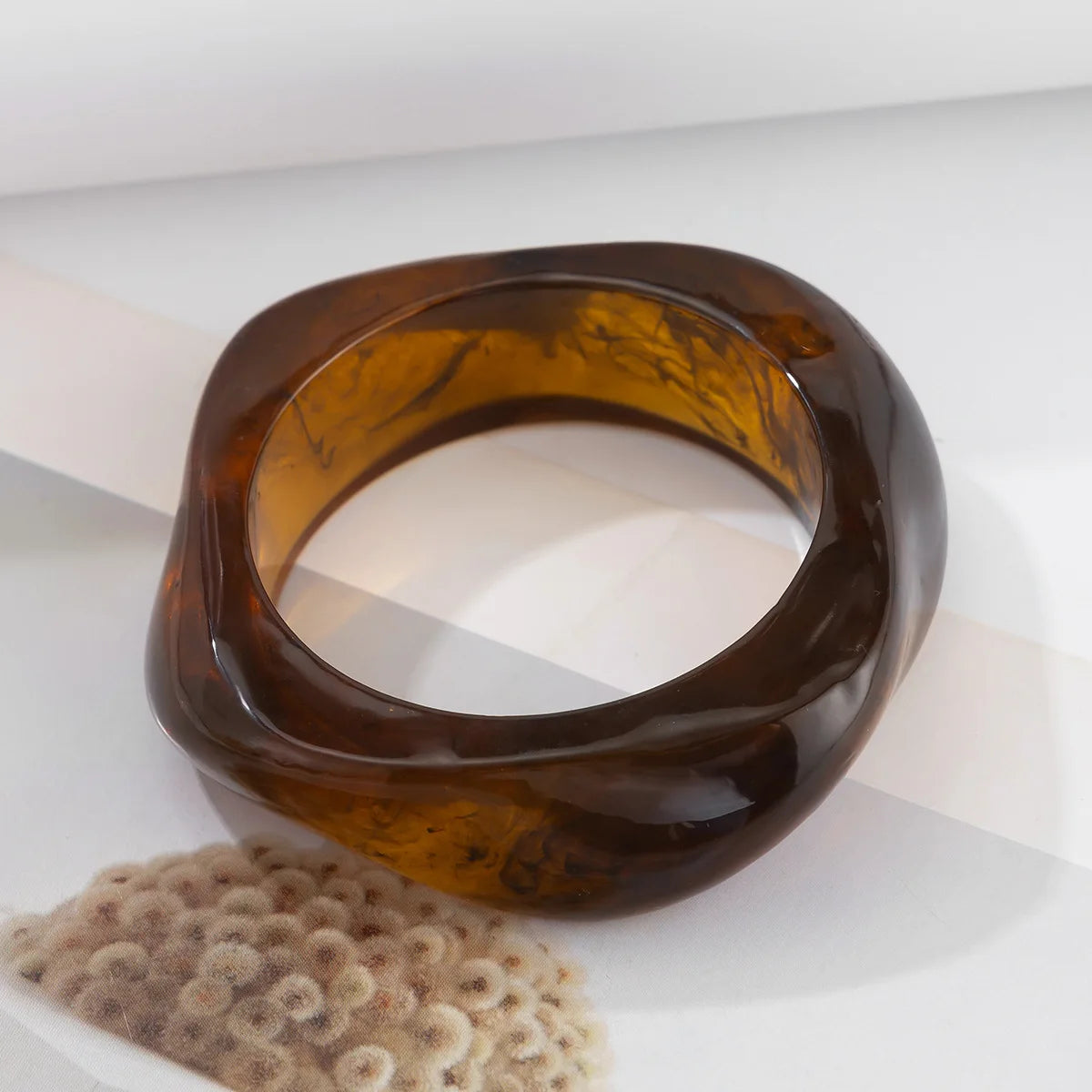 Manschettenarmband aus Harz – Vintage-Stil, unregelmäßige Formen