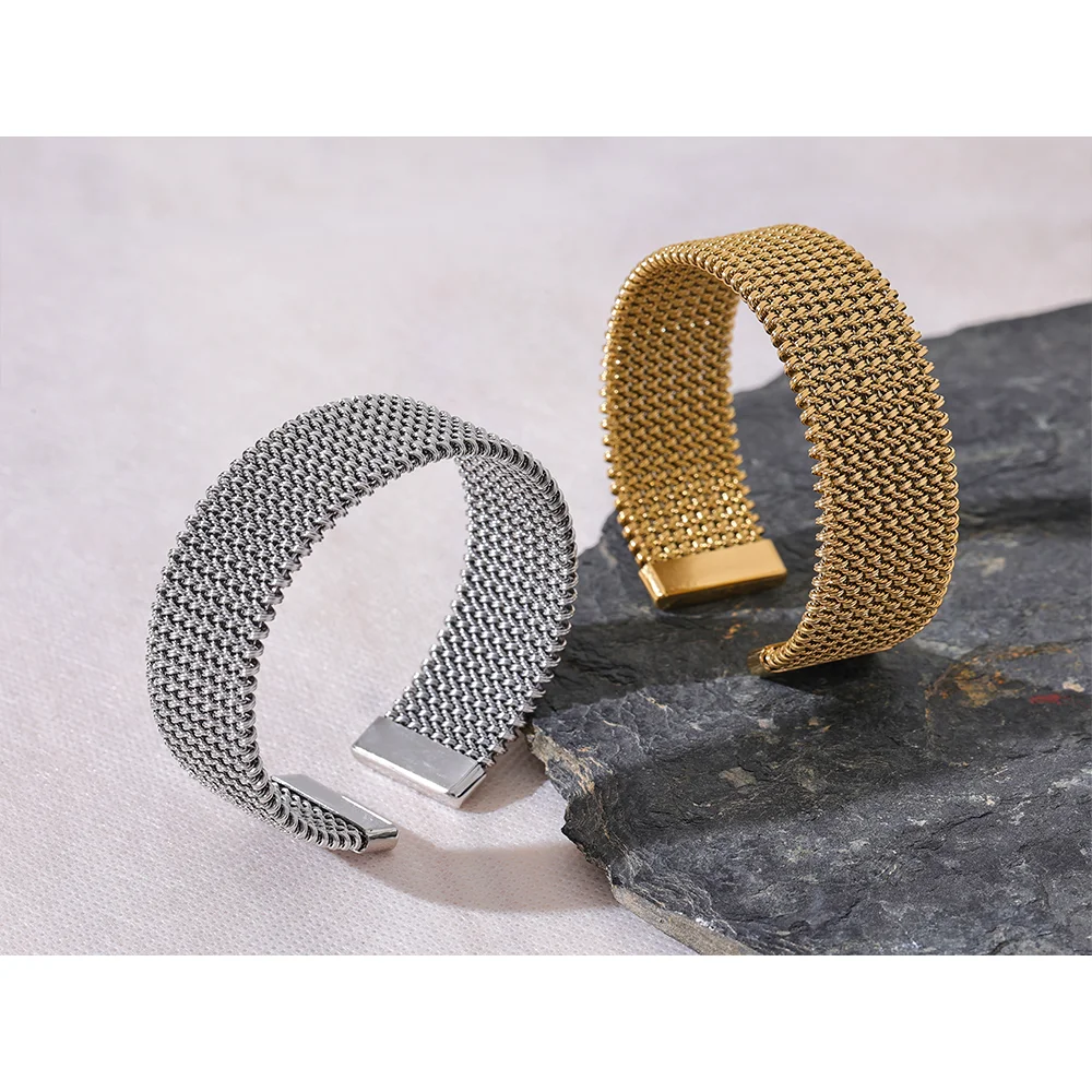 Breites strukturiertes Armband – Goldfarbener Edelstahl, offen und wasserdicht