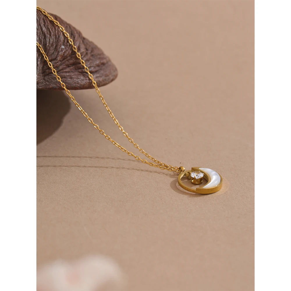 Collier pendentif lune & nacre – charme délicat