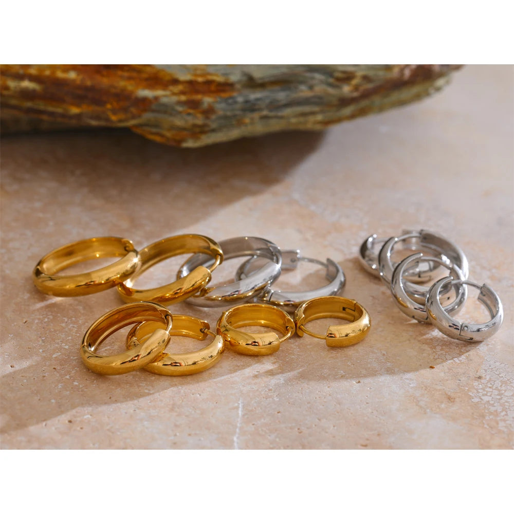 Créoles rondes dorées – anneaux fins unisexes