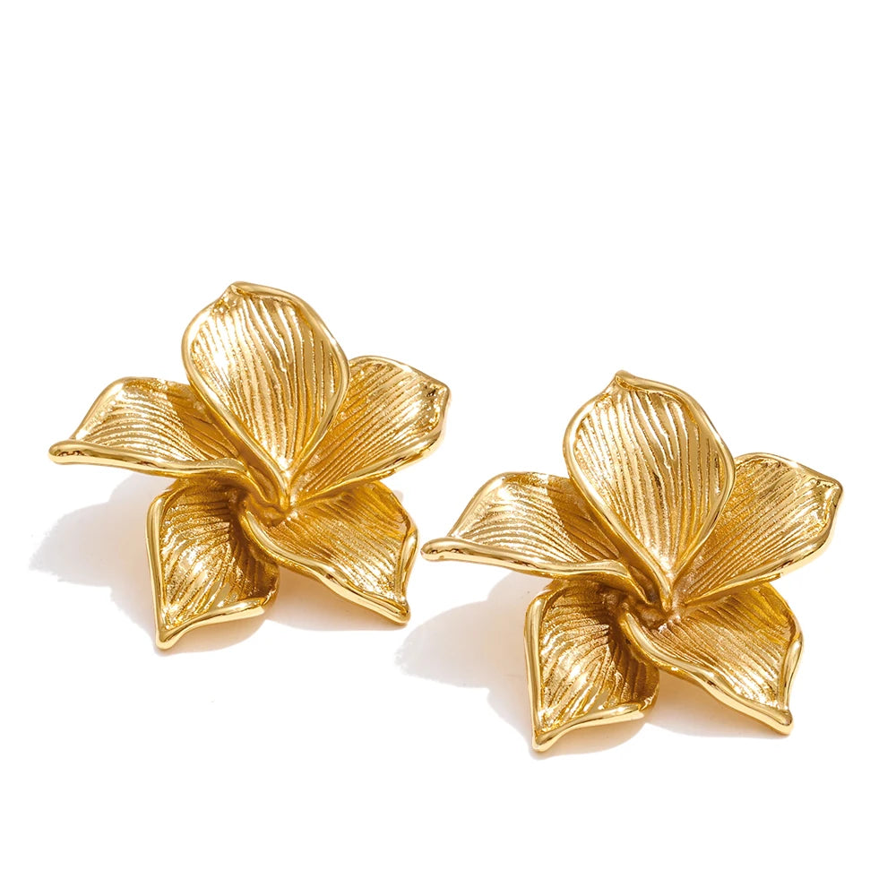 Boucles d’oreilles fleur dorée – clous métalliques élégants