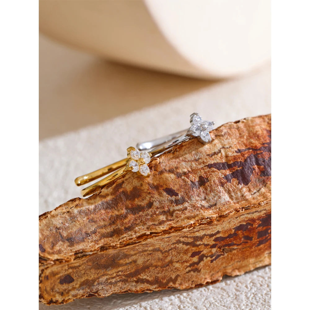 Bague fleur dorée – zircone scintillante ajustable