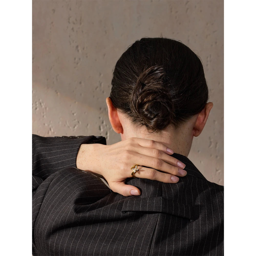 Bague fleur ouverte dorée – zircone scintillante