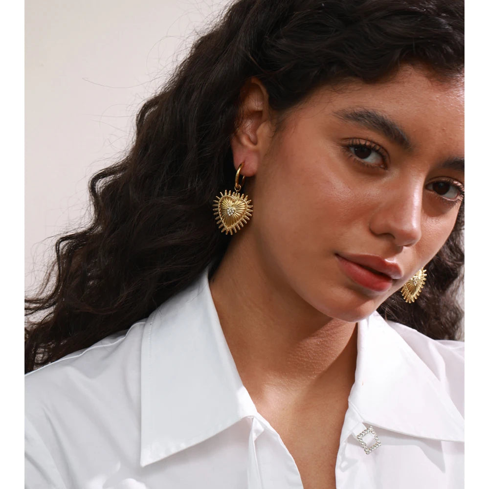 Boucles d’oreilles pendantes cœur & zirconium – élégantes et lumineuses