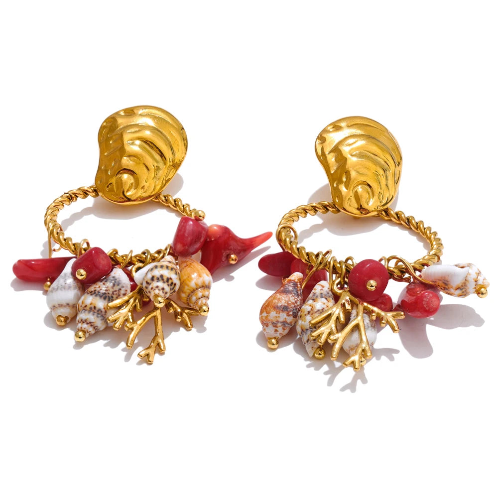 Boucles d’oreilles dorées coquillage & pierre rouge