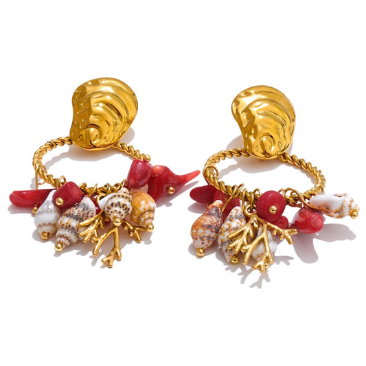 Boucles d’oreilles dorées coquillage & pierre rouge