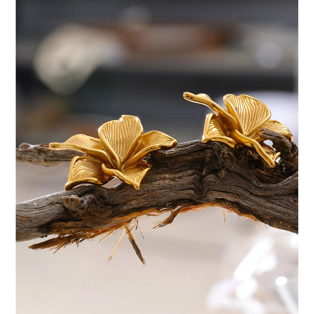 Boucles d’oreilles fleur dorée – clous métalliques élégants