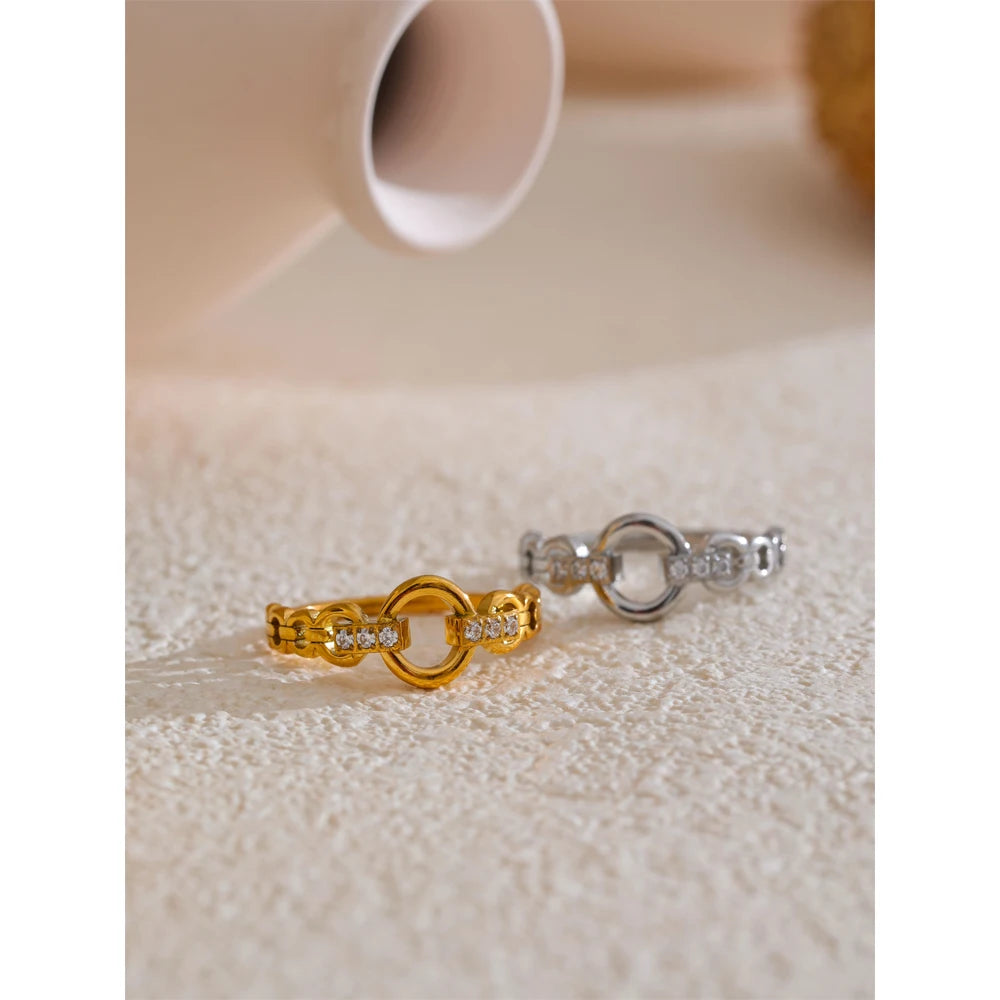 Bague chaîne dorée – zircone lumineuse & design délicat