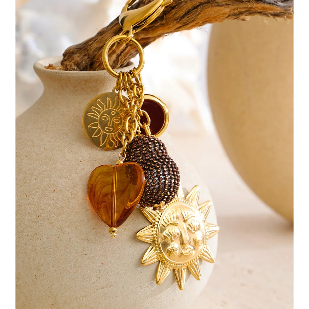 Porte-clés pendentif soleil et cœur en résine dorée