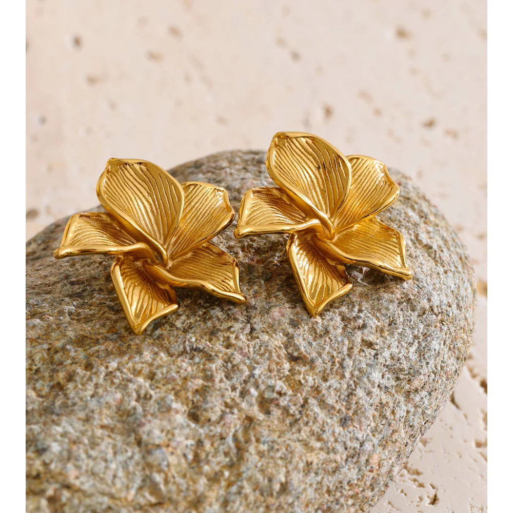 Boucles d’oreilles fleur dorée – clous métalliques élégants