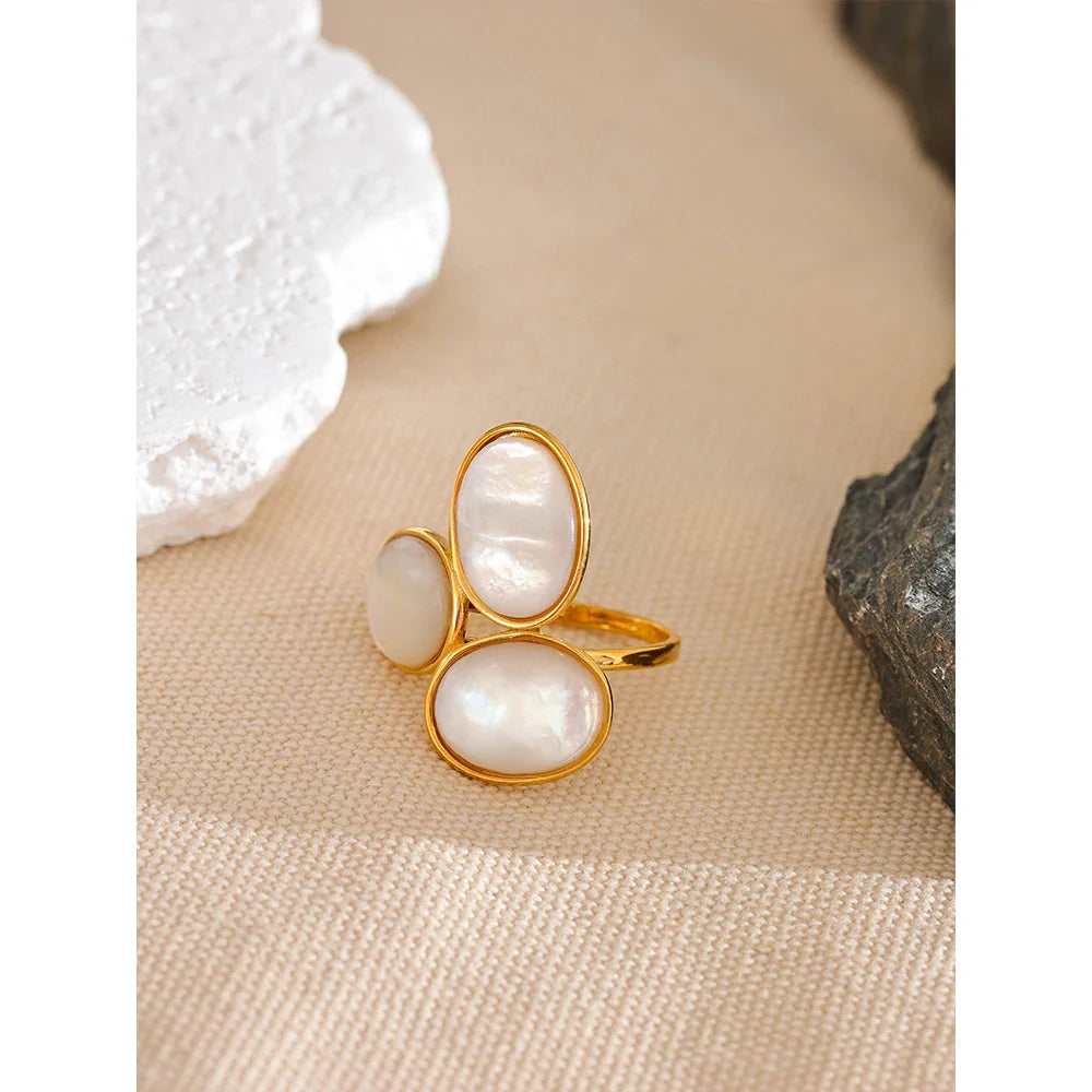 Bague fleur nacre – doré ajustable