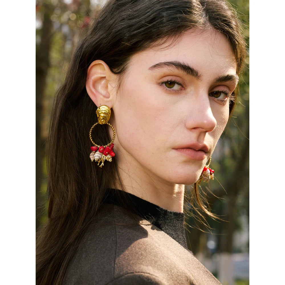 Boucles d’oreilles dorées coquillage & pierre rouge