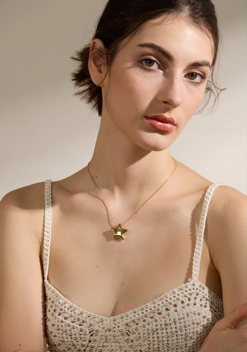 Collier Pendentif Étoile en Acier Inoxydable Plaqué Or 18K – Brillance Moderne et Charme Céleste