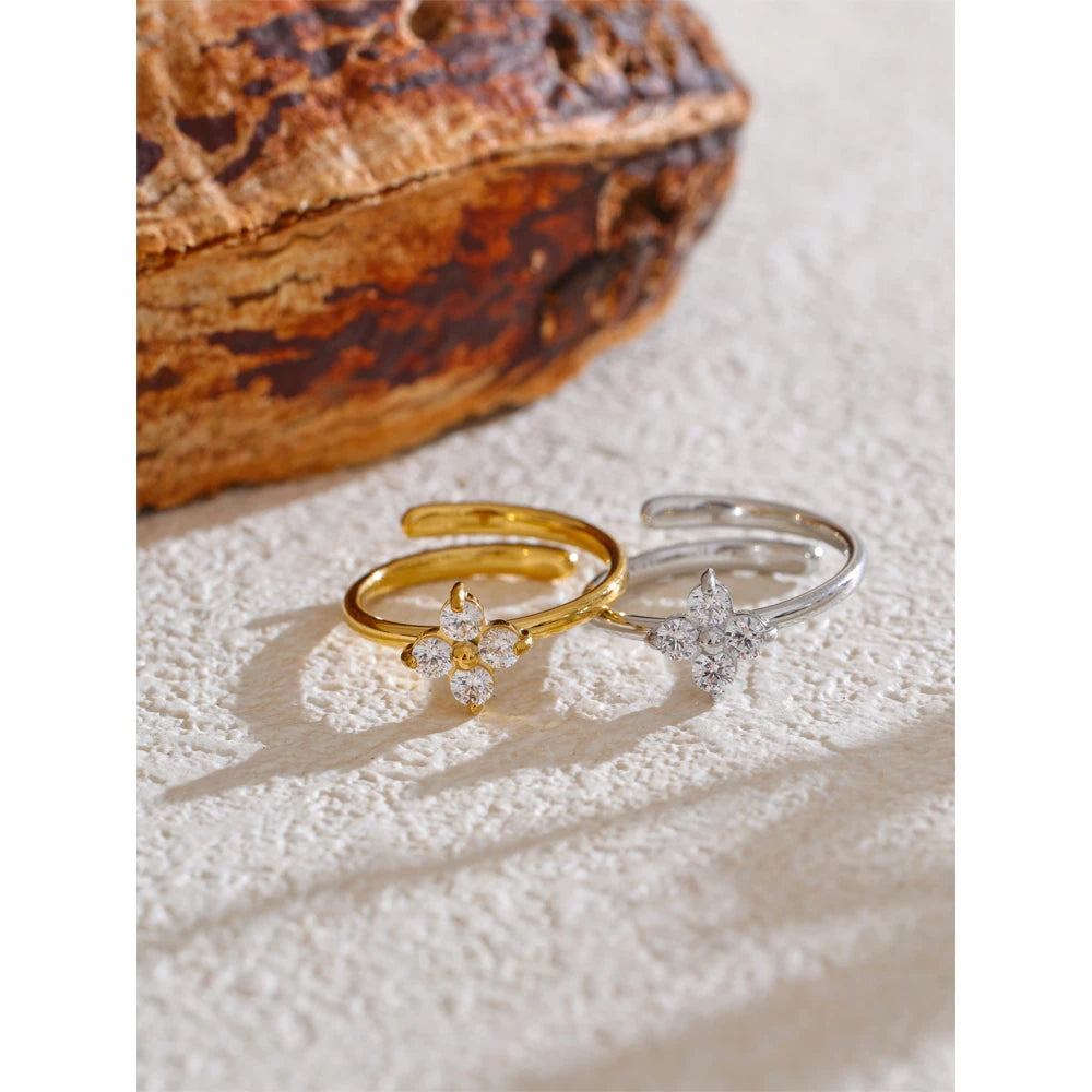 Bague fleur dorée – zircone scintillante ajustable