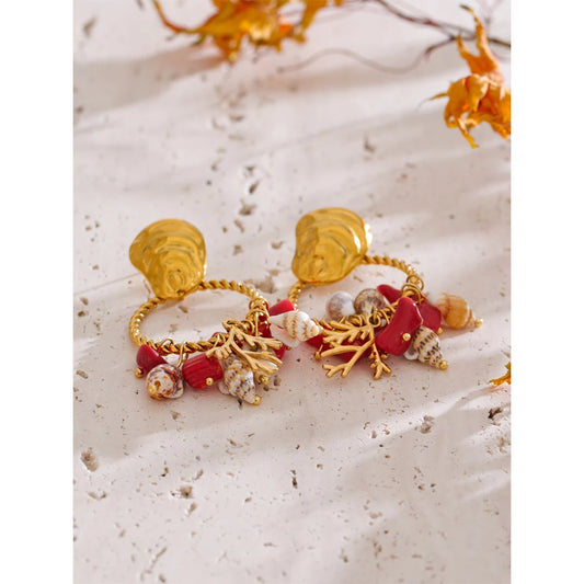 Boucles d’oreilles dorées coquillage & pierre rouge