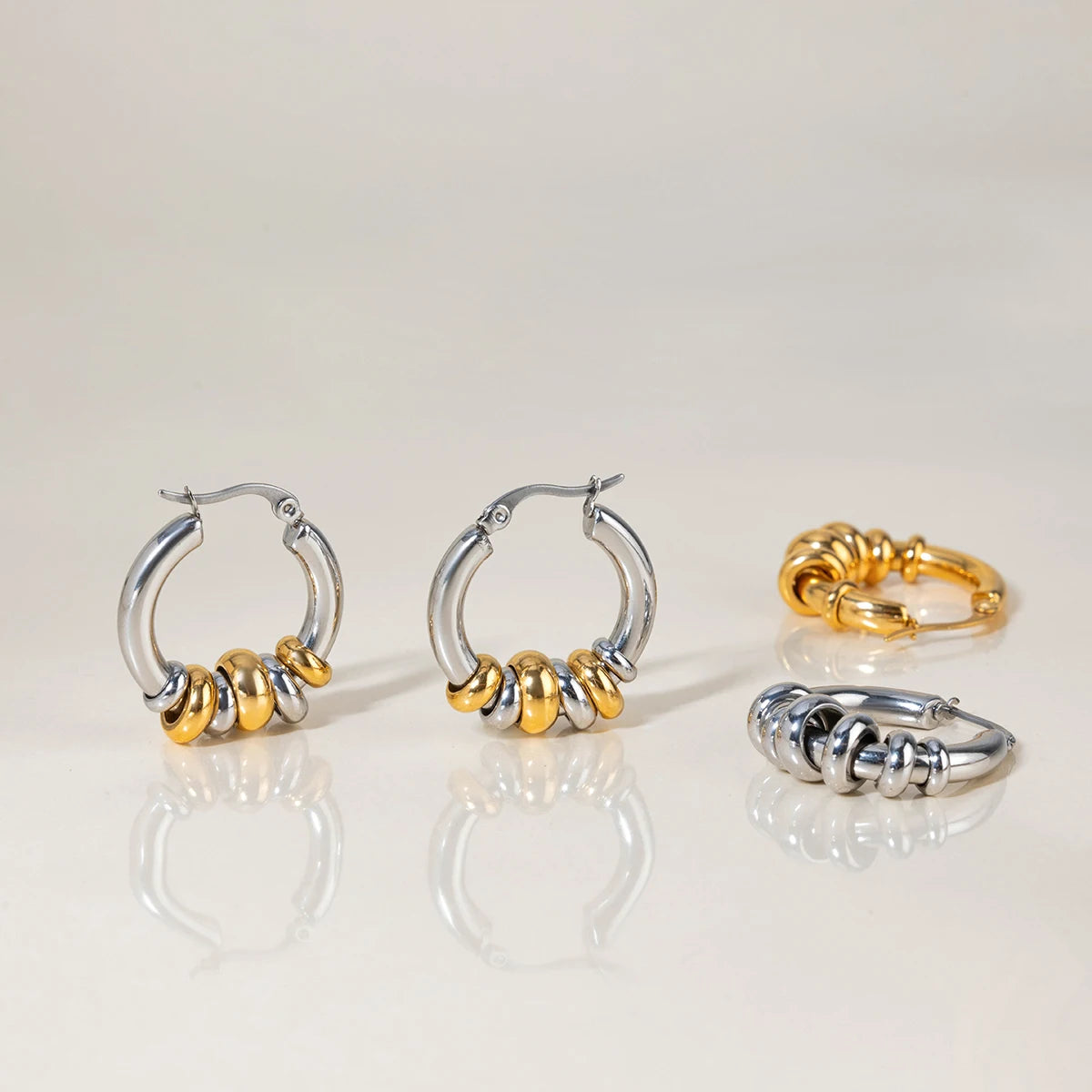 Boucles d’oreilles multi-anneaux dorées – design moderne élégant