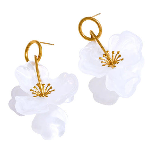 Boucles d’oreilles fleur résine blanche