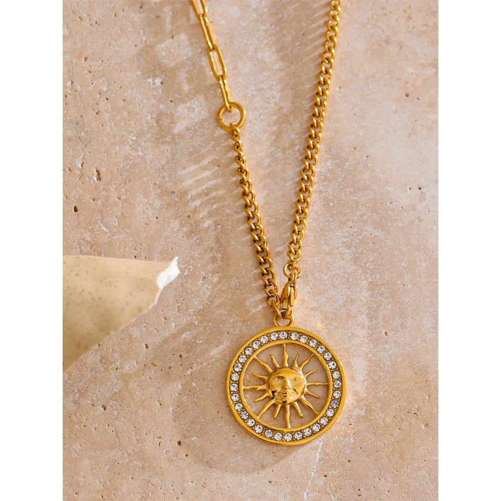 Collier soleil doré – pendentif ajouré & zircone lumineuse