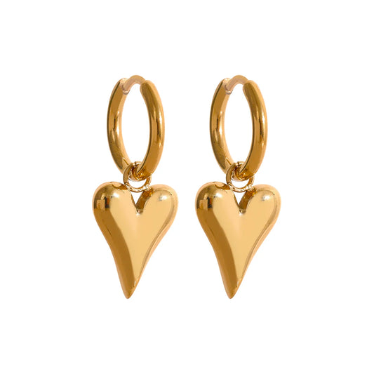 Goldene Herzohrringe – Schicke Edelstahl-Huggie