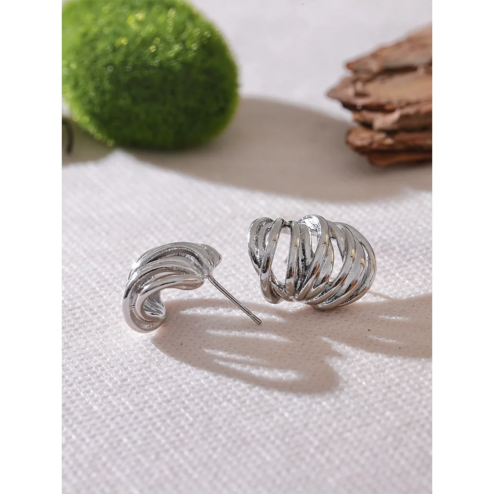 Boucles d’oreilles géométriques dorées – clous modernes