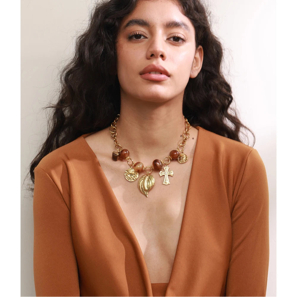 Collier pendentif feuille croix résine vintage – minimaliste