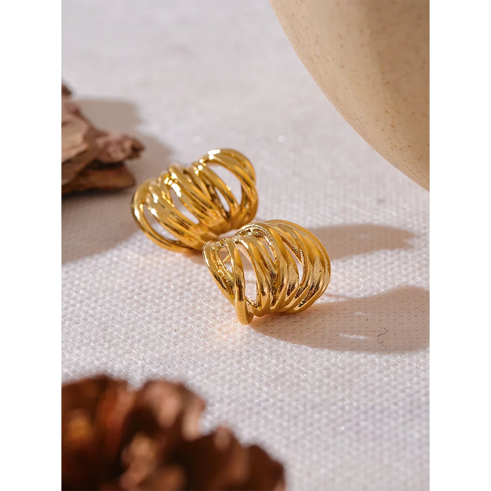 Boucles d’oreilles géométriques dorées – clous modernes