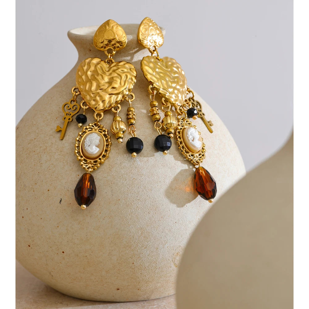 Boucles pendantes dorées – charms cœur, clé & croix