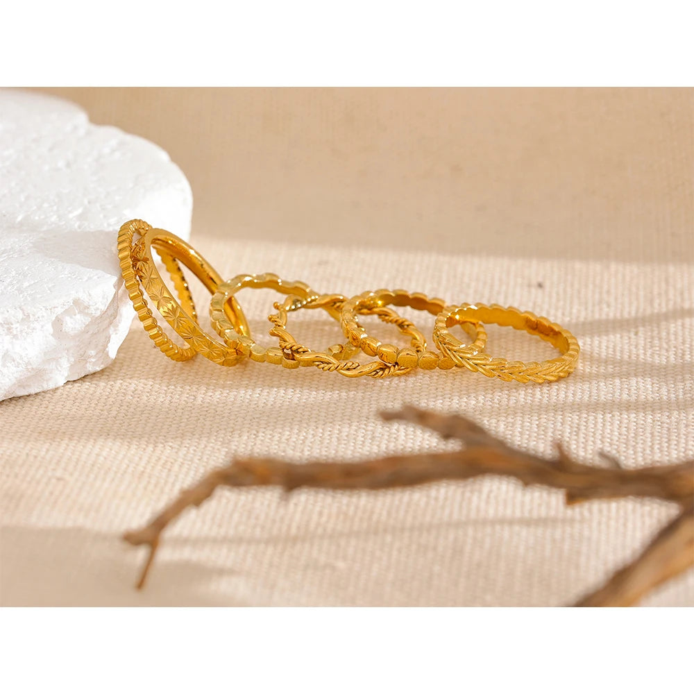 Bague fine superposable en acier inoxydable doré – Élégance minimaliste