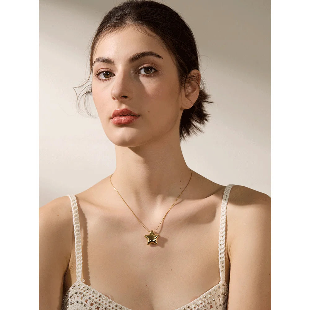 Collier Pendentif Étoile en Acier Inoxydable Plaqué Or 18K – Brillance Moderne et Charme Céleste