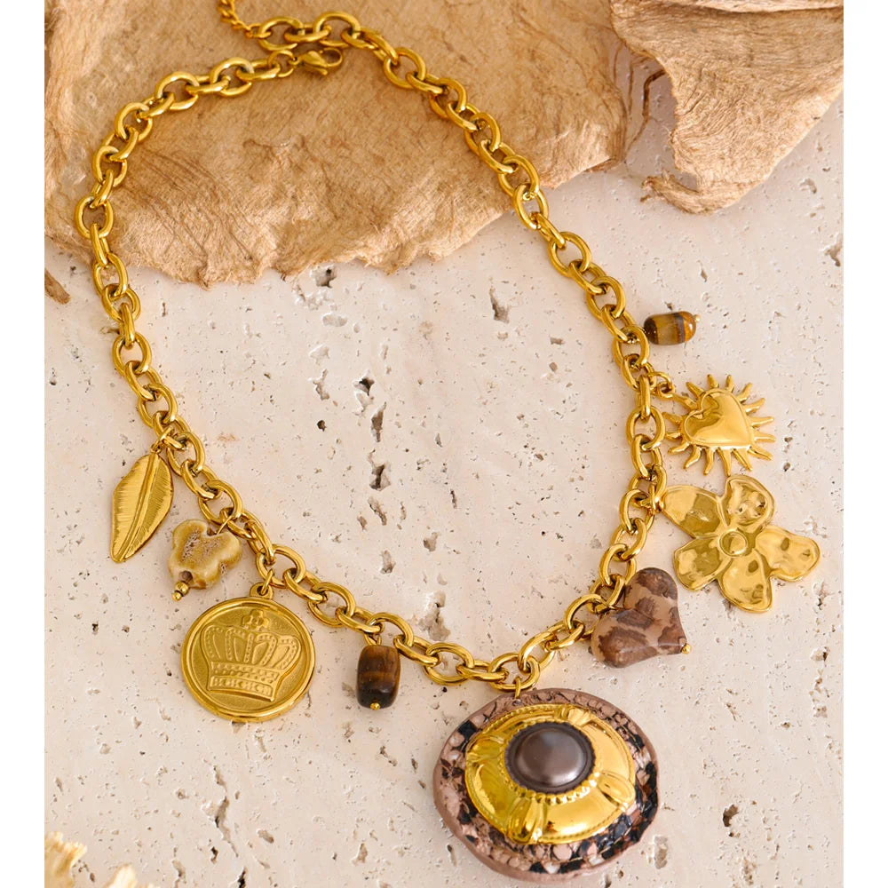 Collier doré chaîne texturée – pendentif artisanal élégant