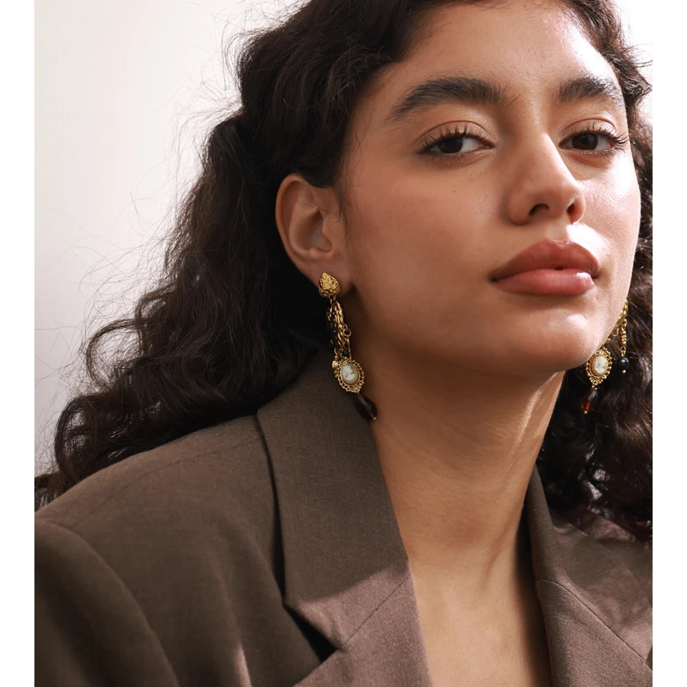 Boucles pendantes dorées – charms cœur, clé & croix