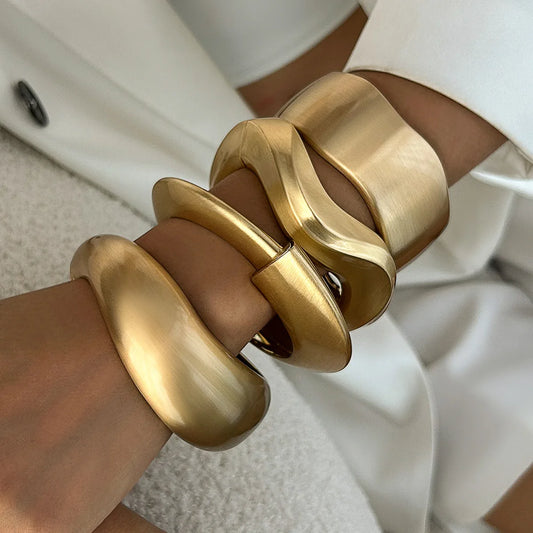 Geformtes Manschettenarmband – Organisches Golddesign 
