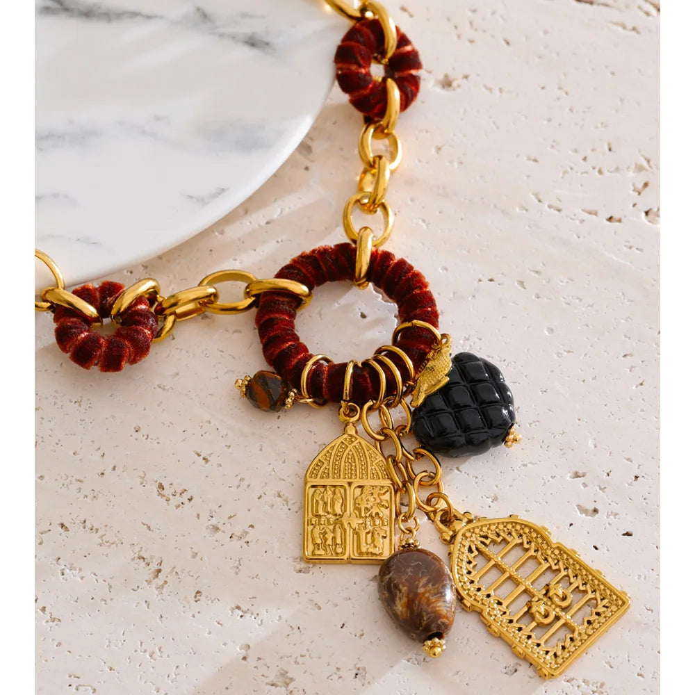 Collier pendentif doré velours et charms résine