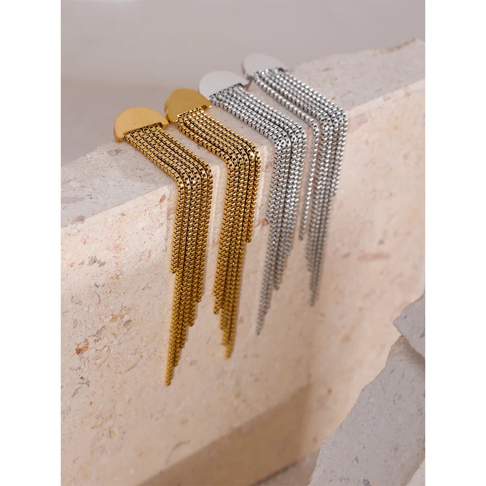 Boucles d’oreilles longues dorées avec  pampilles