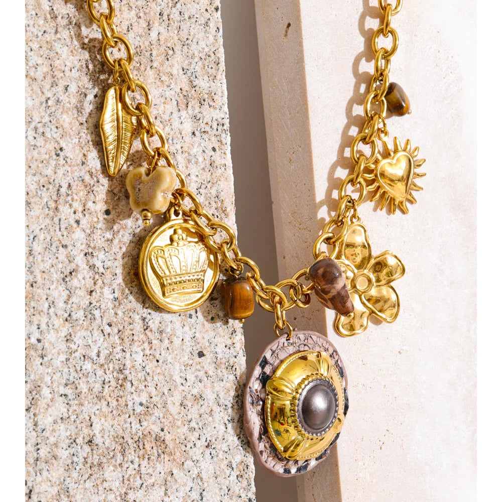 Collier doré chaîne texturée – pendentif artisanal élégant